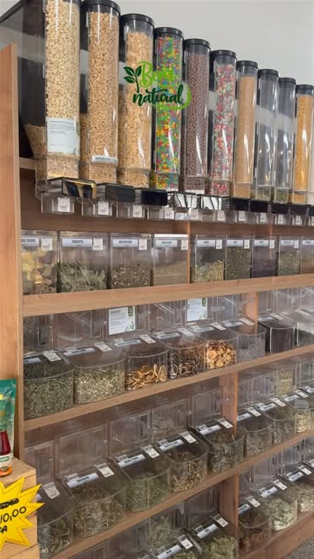 Produtos a granel nas prateleiras da Bem Natural